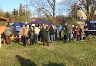 Besucher des Osterfeuers